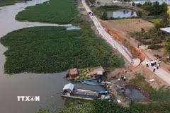 Quang cảnh sụt lún đất tại tuyến đê bao sông Lò Gạch, thuộc xã Vĩnh Hưng, tỉnh Tây Ninh. (Ảnh: Thanh Bình/TTXVN)