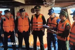 Ban Chỉ huy Bộ đội Biên phòng thành phố Hải Phòng và lực lượng Cảnh sát biển Trung Quốc thống nhất thông qua biên bản bàn giao. (Ảnh: TTXVN phát)