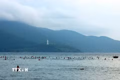 Biển Đà Nẵng trong xanh, sạch sẽ luôn thu hút đông đảo du khách. (Ảnh: Trần Lê Lâm/TTXVN)