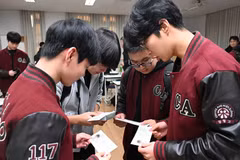 Học sinh kiểm tra thông tin trên thẻ dự thi tại một trường trung học phổ thông ở Seoul, Hàn Quốc. (Ảnh minh họa: Yonhap/TTXVN)