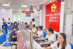 Người dân đến làm thủ tục hành chính tại Trung tâm phục vụ hành chính công xã Nghi Xuân (Hà Tĩnh). (Ảnh: Hữu Quyết/TTXVN)