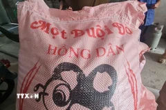Bao gạo trên bao bì ghi “Một buội đỏ”. (Ảnh: Duy Khương/TTXVN)