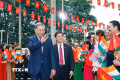 Tổng Bí thư, Chủ tịch nước Tô Lâm đến gặp gỡ cán bộ, nhân viên Đại sứ quán và cộng đồng người Việt Nam tại Ấn Độ. (Ảnh: Thống Nhất/TTXVN)
