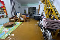 Nhiều nhà dân tại thành phố Lai Châu bị ngập. (Ảnh: TTXVN phát)