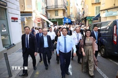 Thủ tướng Phạm Minh Chính và Phu nhân thăm phố cổ Nice. (Ảnh: Dương Giang/TTXVN)