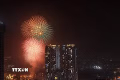 Màn pháo hoa rực rỡ trên bầu trời Hà Nội. (Ảnh: Tuấn Anh/TTXVN)