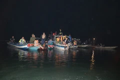 Các lực lượng chức năng nỗ lực tìm kiếm thi thể các nạn nhân mất tích.