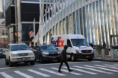 Các phương tiện lưu thông trên phố ở New York, Mỹ ngày 3/1/2025. (Ảnh: THX/TTXVN)