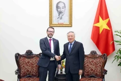 Phó Thủ tướng Thường trực Nguyễn Hòa Bình tiếp Đại sứ Liên hiệp Vương quốc Anh và Bắc Ireland tại Việt Nam Iain Frew. (Ảnh: Phạm Kiên/TTXVN)