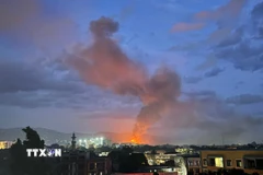 Khói bốc lên sau vụ nổ kho vũ khí tại Bujumbura, Burundi, ngày 31/3/2026. (Ảnh: THX/TTXVN)