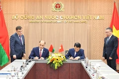 Đại tướng Lương Tam Quang, Bộ trưởng Bộ Công an và Thư ký Hội đồng An ninh Cộng hòa Belarus Volfovich Aleksandr Grigorievich ký kết Ý định thư hợp tác giữa Bộ Công an Việt Nam và Ban Thư ký nhà nước Hội đồng An ninh Belarus. (Ảnh: Minh Đức/TTXVN)