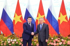 Phó Thủ tướng Thường trực Chính phủ Nguyễn Hòa Bình tiếp Trợ lý Tổng thống Nga Mironov Dmitry. (Ảnh: Minh Đức/TTXVN)