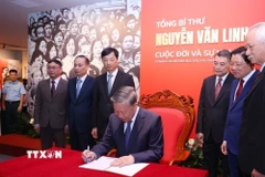 Tổng Bí thư Tô Lâm ghi Sổ cảm tưởng tại Triển lãm "Tổng Bí thư Nguyễn Văn Linh - Cuộc đời và sự nghiệp".(Ảnh: Văn Điệp/TTXVN)
