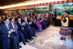 Tổng Bí thư, Chủ tịch nước Tô Lâm và các đại biểu thưởng thức chương trình văn nghệ do học sinh Sri Lanka đang học tiếng Việt biểu diễn. (Ảnh: Thống Nhất/TTXVN)