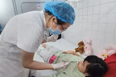 Chăm sóc vết mổ sau phẫu thuật cho trẻ. (Ảnh: Mai Trang/TTXVN)