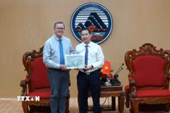 Chủ tịch UBND thành phố Đà Nẵng Nguyễn Mạnh Hùng (bên phải) tặng quà lưu niệm cho Phó Chủ tịch Quốc hội Cộng hòa Liên bang Đức Bodo Ramelow. (Ảnh: Quốc Dũng/ TTXVN)