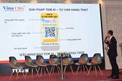 Lãnh đạo Hội bảo vệ quyền lợi người tiêu dùng Thành phố Hồ Chí Minh trình bày giải pháp sử dụng tem AI phát hiện hàng giả. (Ảnh: Linh Sơn/TTXVN)
