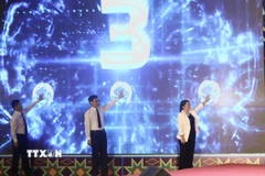 Lãnh đạo Sở Văn hóa, Thể thao và Du lịch Cao Bằng cùng lãnh đạo Cục Văn hóa, Truyền thông, Thể thao và Du lịch thành phố Bách Sắc (Quảng Tây, Trung Quốc) nhấn nút khai trương tuyến du lịch qua biên giới thành phố Cao Bằng – thành phố Bách Sắc. (Ảnh: Quốc Đạt/TTXVN)