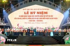 Trao hồ sơ, kỷ vật cho 25 thân nhân liệt sỹ. (Ảnh: Lê Phước Ngọc/TTXVN)