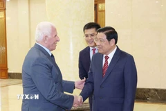 Trưởng Ban Nội chính Trung ương Phan Đình Trạc tiếp Tổng thư ký Tổ chức Giải phóng Palestine Azzam Najeb Mustafa AL Ahmad. (Ảnh: Phương Hoa/TTXVN)