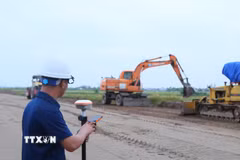 Sử dụng thiết bị định vị vệ tinh để đo đạc thực địa ngoài địa hình tại Ninh Bình. (Ảnh minh họa: Công Luật/TTXVN)