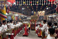 Hàng nghìn người dân và du khách tập trung tại Miếu Bà Thiên Hậu để dâng lễ, cầu an và xin tro đầu năm. (Ảnh: Huyền Trang/TTXVN)