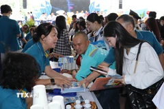 Ứng viên đăng ký tuyển dụng vào làm việc tại sân bay Long Thành. (Ảnh: Công Phong/TTXVN)