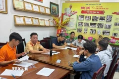 Công an giải thích về luật Giao thông cho những người vi phạm. (Ảnh: TTXVN phát)