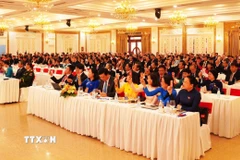 Các đại biểu biểu quyết thông qua các nội dung quan trọng của Đại hội. (Ảnh: Sỹ Tuyên/TTXVN)