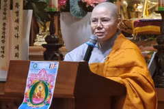 Ni sư Thích Nữ Giới Tánh Tánh - Chủ tịch hội Phật tử Việt Nam tại Hàn Quốc kiêm Giám đốc trung tâm văn hóa Phật giáo Việt Nam toàn quốc và là Ủy viên Ủy ban Trung ương Mặt trận Tổ quốc Việt Nam - phát biểu và truyền tải thông điệp cầu an. (Ảnh: Đức Thắng/TTXVN)