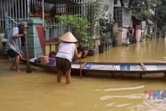 Cuộc sống người dân Huế bị đảo lộn do ngập lụt kéo dài