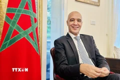 Đại sứ Maroc tại Việt Nam Jamale Chouaibi trả lời phỏng vấn báo chí. (Ảnh: Việt Đức/TTXVN)