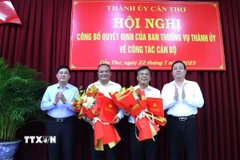 Lãnh đạo Thành ủy Cần Thơ trao quyết định bổ nhiệm chức Trưởng Ban Tuyên giáo và Dân vận Thành ủy cho ông Nguyễn Ngọc Tâm (thứ 2, từ trái sang) và quyết định Tổng Biên tập Báo và Phát thanh Truyền hình thành phố Cần Thơ cho ông Huỳnh Hoàng Mến (thứ 2, từ phải sang). (Ảnh: Ngọc Thiện/TTXVN)