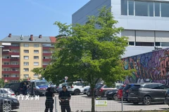 Cảnh sát gác tại hiện trường vụ xả súng trong trường học ở Graz, Áo, ngày 10/6/2025. (Ảnh: THX/TTXVN)