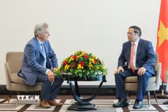 Thủ tướng Phạm Minh Chính tiếp Bí thư toàn quốc Đảng Cộng sản Pháp Fabien Roussel. (Ảnh: Dương Giang/TTXVN)