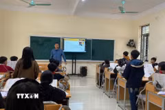 Giờ học Tiếng Anh của học sinh Trường Phổ thông Dân tộc Bán trú-Trung học Cơ sở Thông Thụ, huyện Quế Phong (Nghệ An). (Ảnh: TTXVN phát)