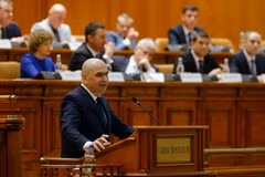 Thủ tướng Romania Ilie Bolojan phát biểu tại phiên họp Quốc hội ở Bucharest ngày 5/5/2026. (Ảnh: THX/TTXVN)