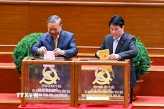 Tổng Bí thư Tô Lâm và Chủ tịch nước Lương Cường bỏ phiếu bầu các Ủy viên Trung ương chính thức và các Ủy viên dự khuyết Ban Chấp hành Trung ương Đảng khóa XIV. (Ảnh: TTXVN)