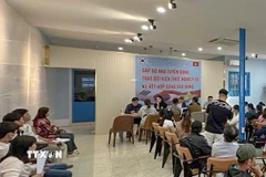 Nhóm người Hàn Quốc tổ chức tuyển lao động trái phép tại quán càphê trên địa bàn phường Tân An, thành phố Cần Thơ. (Ảnh: TTXVN phát)