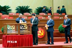 Tổng Bí thư Tô Lâm và các đồng chí lãnh đạo Đảng, Nhà nước bỏ phiếu bầu Ban Chấp hành Trung ương Đảng khóa XIV. (Ảnh: TTXVN)