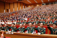 Các đại biểu biểu quyết thông qua danh sách bầu cử Ban Chấp hành Trung ương Đảng khóa XIV. (Ảnh: TTXVN)