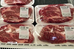 Thịt bò được bày bán tại cửa hàng ở Montreal, Canada. (Ảnh: The Canadian Press/TTXVN)