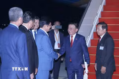 Lãnh đạo các cơ quan Đảng Nhân dân Campuchia đón Thường trực Ban Bí thư Trần Cẩm Tú tại Sân bay Quốc tế Techo. (Ảnh: Phương Hoa/TTXVN)