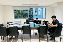 Hai kỹ sư trong phòng làm việc tại Đại sứ quán. (Ảnh: Phi Hùng/TTXVN)