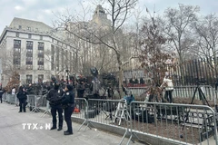 Mỹ thắt chặt an ninh bên ngoài Tòa án Liên bang ở Manhattan (New York) xét xử Tổng thống Venezuela Nicolas Maduro. (Ảnh: Thanh Tuấn/TTXVN)