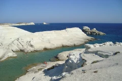 Bãi biển Sarakiniko. (Nguồn: Wikipedia)