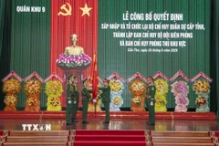 Đại tướng Nguyễn Tân Cương, Tổng Tham mưu trưởng Quân đội nhân dân Việt Nam, Thứ trưởng Bộ Quốc phòng trao Quân kỳ Quyết thắng cho các Bộ Chỉ huy Quân sự, các Ban Chỉ huy Bộ đội Biên phòng các tỉnh, thành phố. (Ảnh: TTXVN phát)