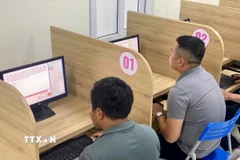 Các học viên tham gia sát hạch cấp Giấy phép lái xe ôtô sau nhiều tháng ngưng trệ. (Ảnh: TTXVN phát)