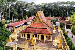 Năm 1842, chùa Âng được xây dựng lại bằng gỗ quý, lợp ngói, tường xây; những năm về sau chùa cũng trải qua nhiều đợt trùng tu với quy mô nhỏ.(Ảnh: Hồng Đạt/TTXVN)