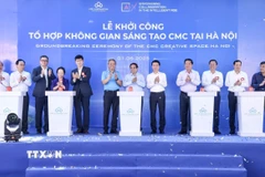 Thủ tướng Phạm Minh Chính và các đại biểu khởi công dự án Tổ hợp Không gian sáng tạo tại Hà Nội. (Ảnh: Dương Giang/TTXVN)